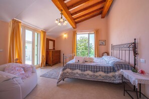 4 kamar tidur, setrika/meja setrika, Wi-Fi gratis, dan seprai linen