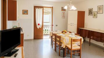 Apartemen Keluarga, 4 kamar tidur, 2 kamar mandi (Casa Tirrena 600m from sea) | Tempat makan