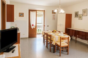 Familienapartment, Mehrere Schlafzimmer, 2 Bäder (Casa Tirrena 600m from sea) | Speisen