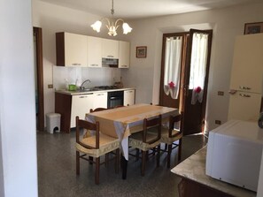 Family Apartment, 4 Bedrooms, 2 Bathrooms (Casa Tirrena 600m from sea) | Tempat makan