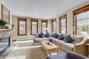 TV, caminetto, lettore DVD