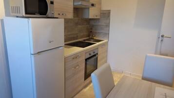 Frigorifero, microonde, forno, piano cottura