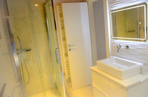 Dusche, Haartrockner, Bidet, Handtücher