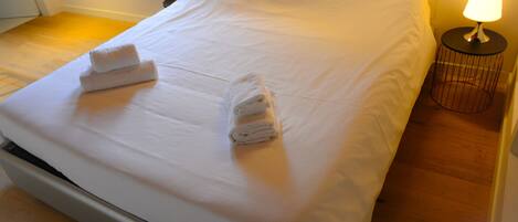 1 soverom, safe på rommet, strykejern/-brett og reiseseng for barn