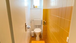 Bruser, hårtørrer, håndklæder, Toiletpapir