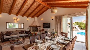 Villa, eigener Pool | Essbereich im Zimmer