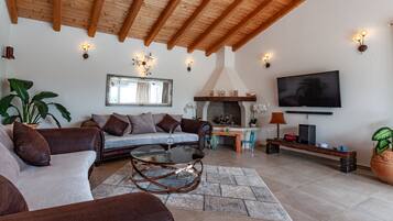 Villa - privat pool | Vardagsrum | Platt-tv och ett bordtennisbord