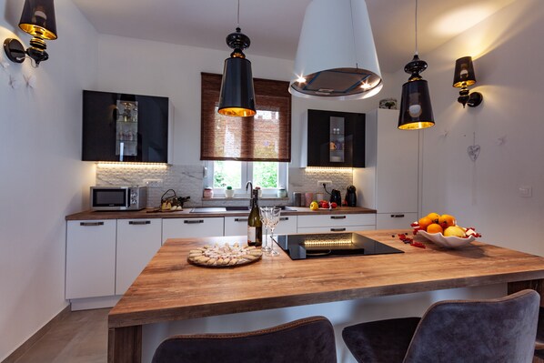 Villa, eigener Pool | Essbereich im Zimmer