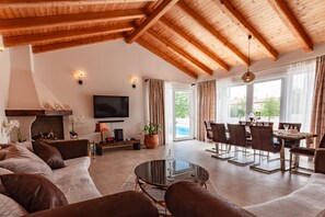 Villa - privat pool | Vardagsrum | Platt-tv och ett bordtennisbord