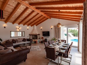 Villa, eigener Pool | Wohnbereich | Flachbildfernseher, Tischtennisplatte