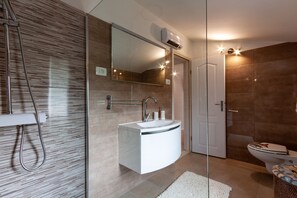 Villa, Private Pool | Bathroom | Hair dryer, towels, soap, shampoo - Five bedroom villa Emily with pool (Medulin)