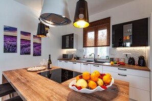 Villa - privat pool | Privat køkken | Køleskab/fryser i fuld størrelse, mikrobølgeovn, ovn, kogeplade