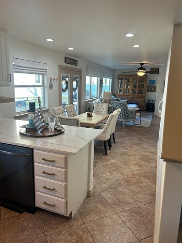 Lakefront Hot Tub-Grill-Fire Pit- McQueeney Guest House