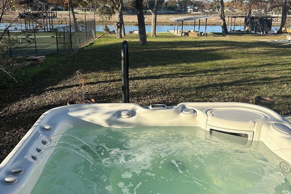 Banyera d'hidromassatge a l'aire lliure