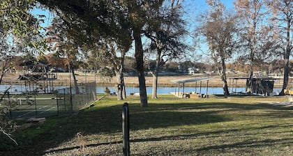 Guest House on Lake McQueeney with Hot Tub/Grill/Fire Pit