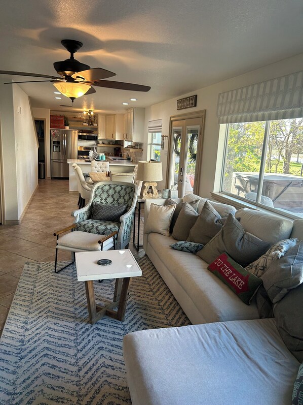 Téléviseur connecté, table de ping-pong, livres