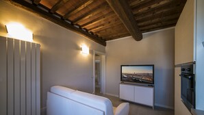 Una cocina moderna con horno empotrado y un amplio ventanal con vistas a la ciudad.