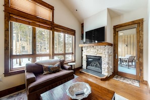 Televisión, chimenea, reproductor de DVD, mesa de ping pong