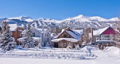 Skiers studio with WiFi, pool, hot tub, sauna, & balcony in downtown location