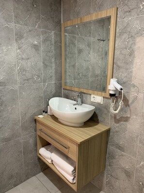 Shower, rainfall showerhead, free toiletries, hair dryer