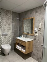 Shower, pancuran hujan, perlengkapan mandi gratis, dan pengering rambut