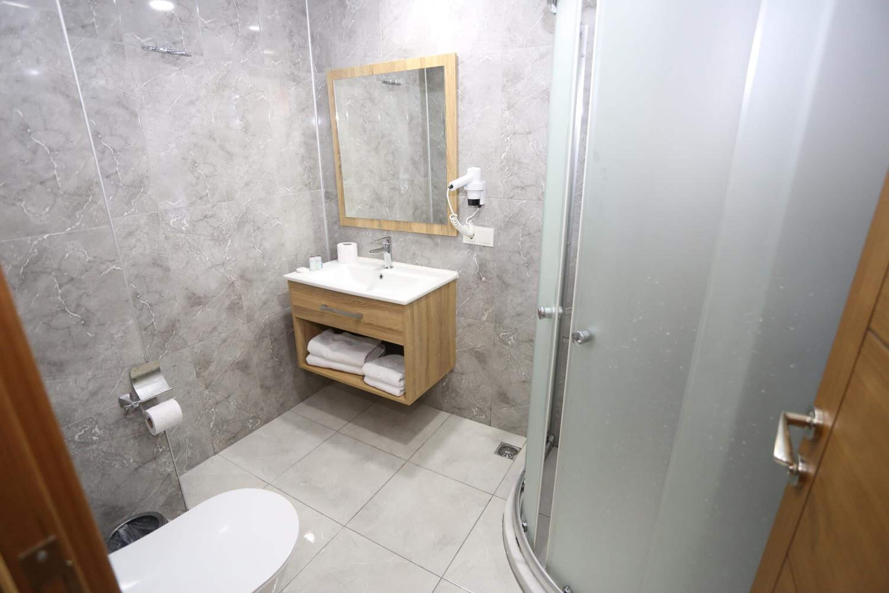 shower, rainfall showerhead, free toiletries, hair dryer