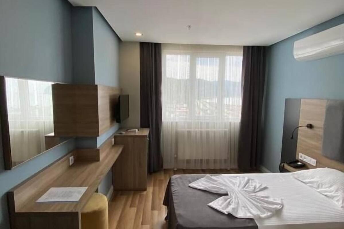 deluxe single room, sea view | 1 bedroom, minibar, in-room safe, desk