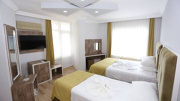 ห้องดีลักซ์ทริปเปิล, วิวทะเล | มินิบาร์, ตู้นิรภัยในห้องพัก, โต๊ะทำงาน, ผ้าม่านกันแสง