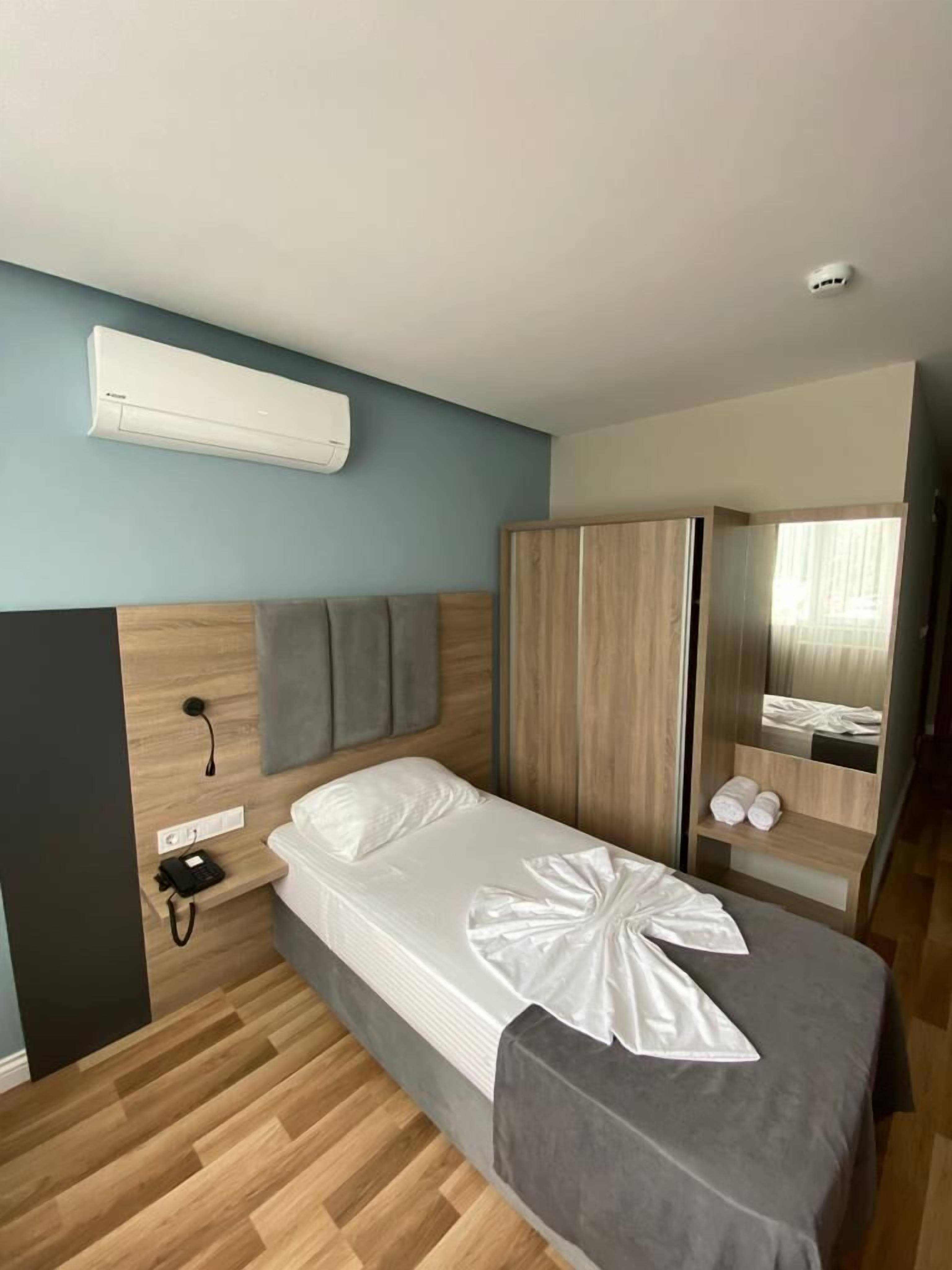 deluxe single room, sea view | 1 bedroom, minibar, in-room safe, desk