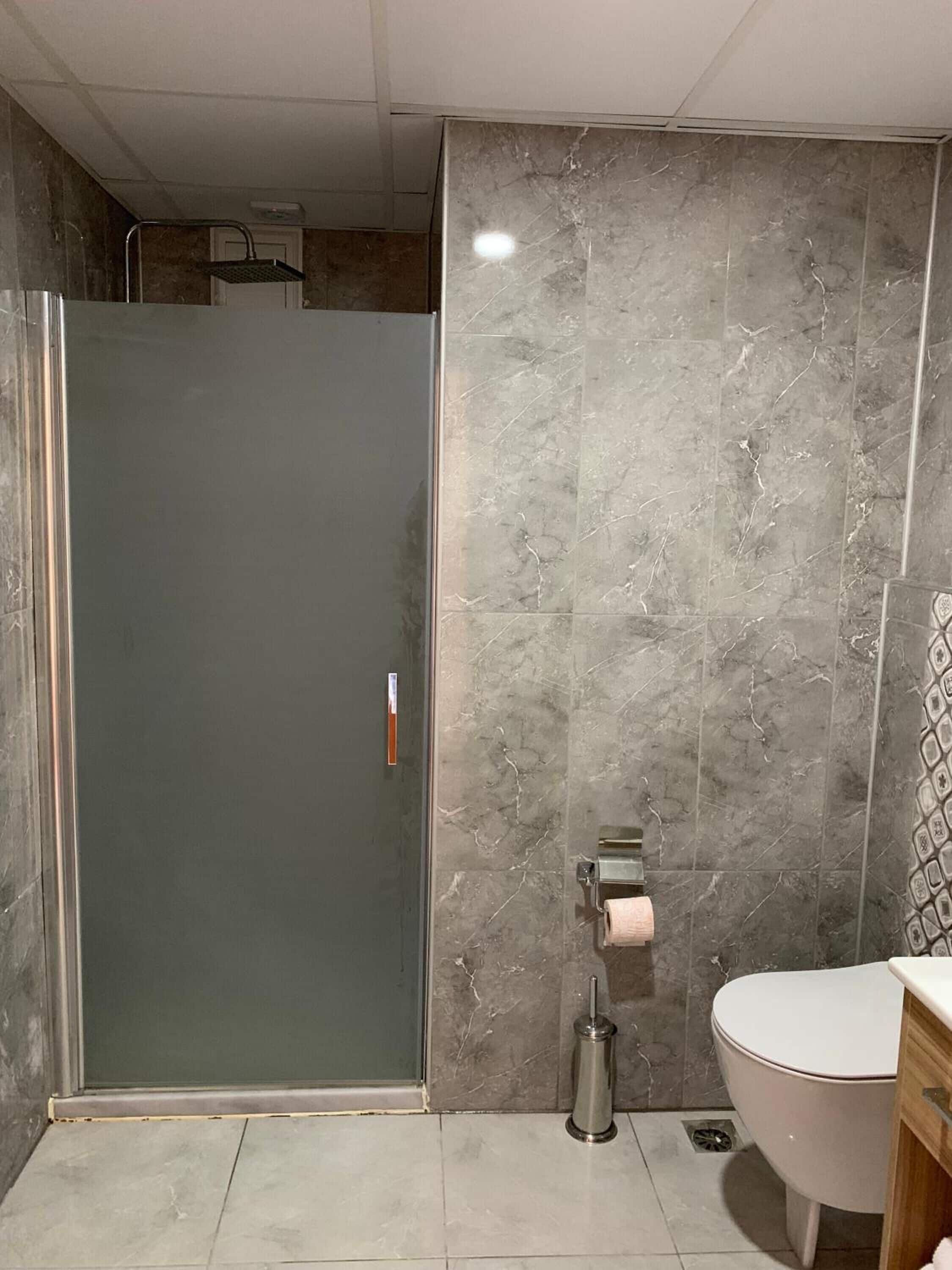 shower, rainfall showerhead, free toiletries, hair dryer