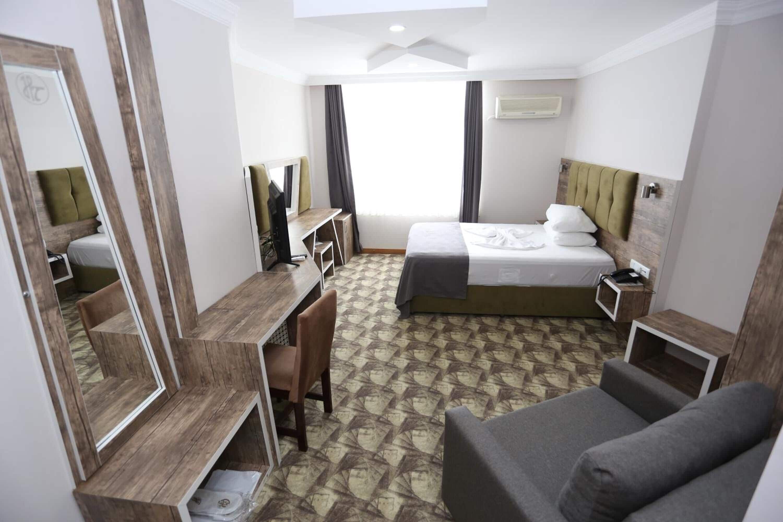 deluxe room, sea view, sea facing | 1 bedroom, minibar, in-room safe, desk