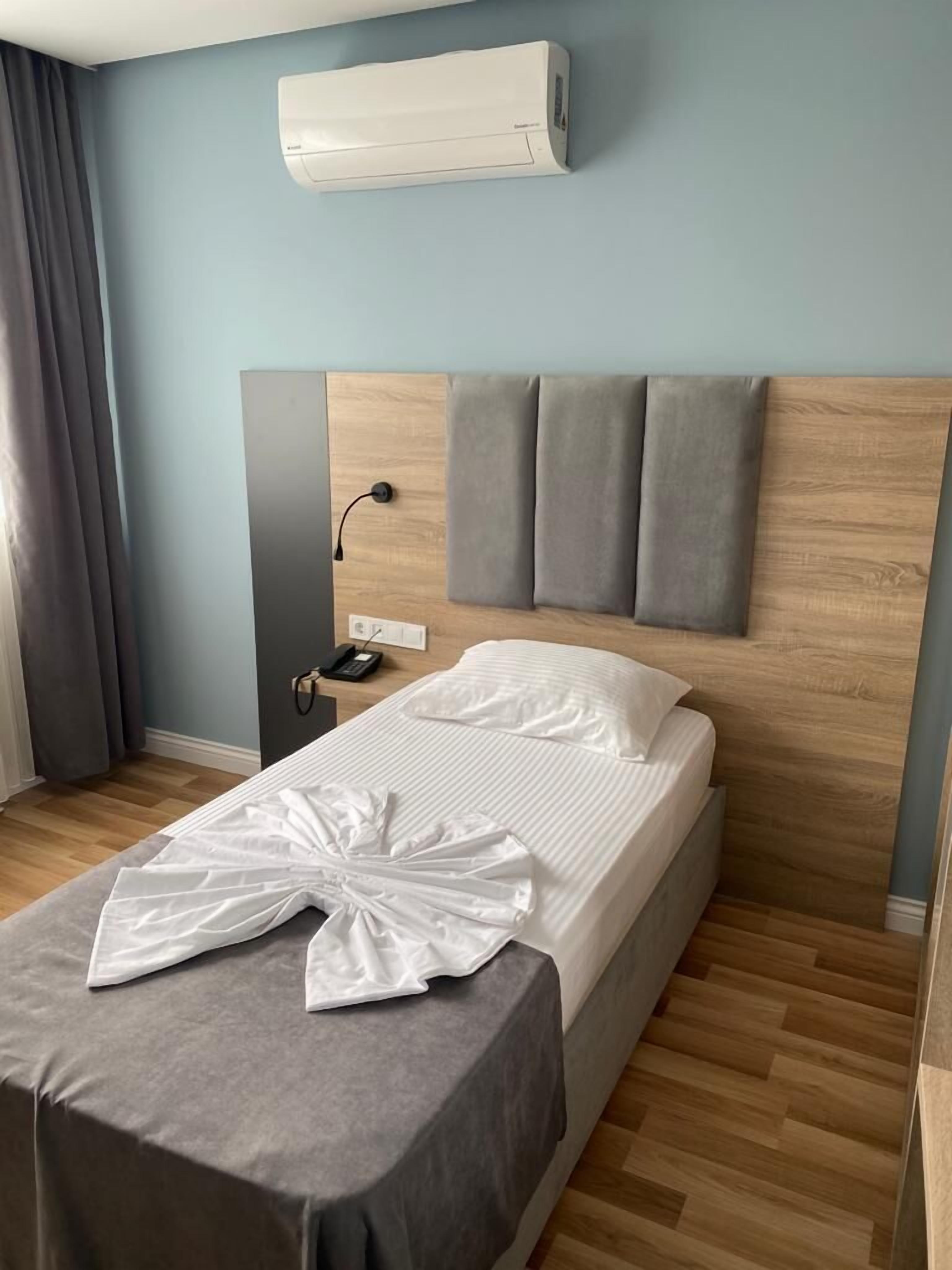 deluxe single room, sea view | 1 bedroom, minibar, in-room safe, desk