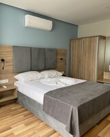 Kamar Deluks, pemandangan laut, menghadap laut | Minibar, brankas, meja kerja, dan tirai kedap cahaya