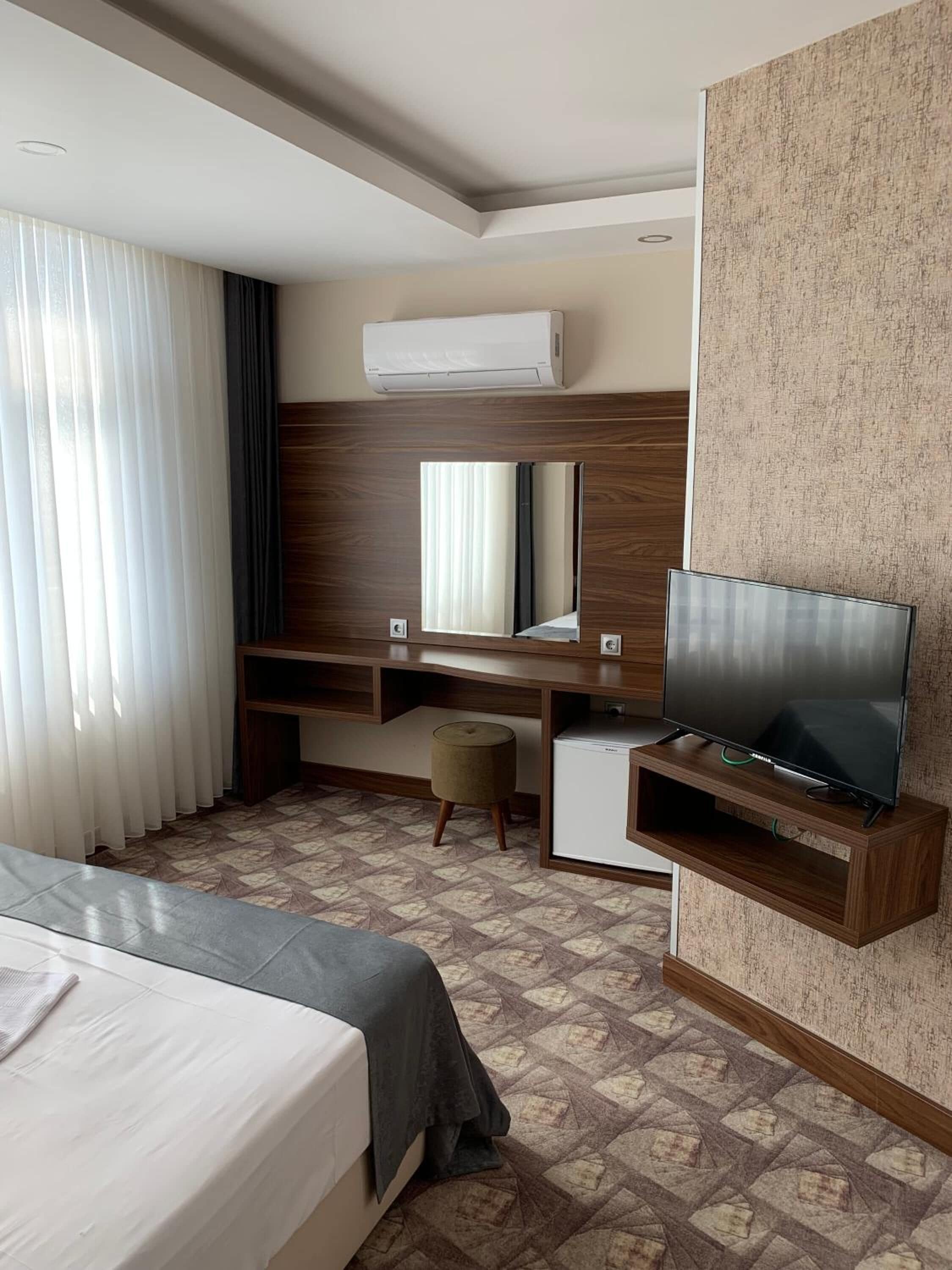 deluxe room, sea view, sea facing | 1 bedroom, minibar, in-room safe, desk