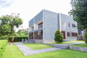 Vista frontal de la propiedad