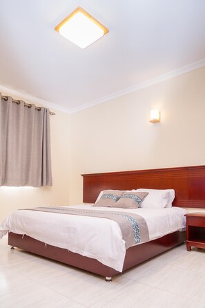 1 habitación, decoración personalizada, muebles diferentes y escritorio 