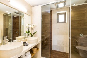 Dusche, Regendusche, Haartrockner, Bademäntel