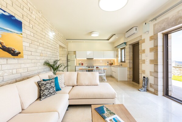 Télévision, console de jeux vidéo, jouets, livres