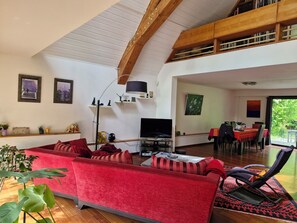 Fernseher, Kamin, Stereoanlage, Drucker