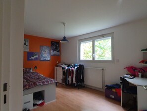 4 Schlafzimmer, Schreibtisch, Bügeleisen/Bügelbrett, Reisekinderbett