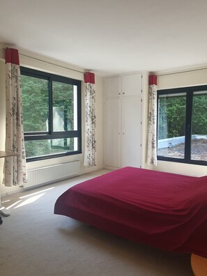 4 bedrooms, desk, iron/ironing board, travel cot