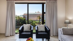 Căn hộ (1 Bedroom) | Khu phòng khách | TV màn hình phẳng 65-inch có truyền hình kỹ thuật số, TV, đầu đĩa DVD 