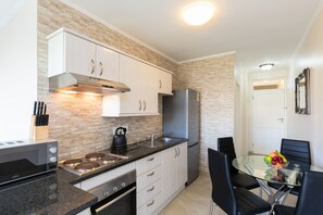 Apartment (1 Bedroom) | In-room dining