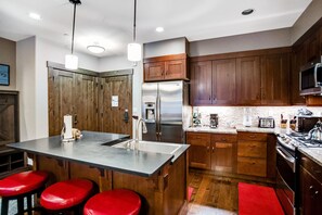 冷蔵庫、電子レンジ、オーブン、コンロ