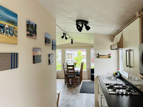 KĂŒhlschrank, Mikrowelle, Herdplatte, Wasserkocher mit Kaffee-/Teezubehör