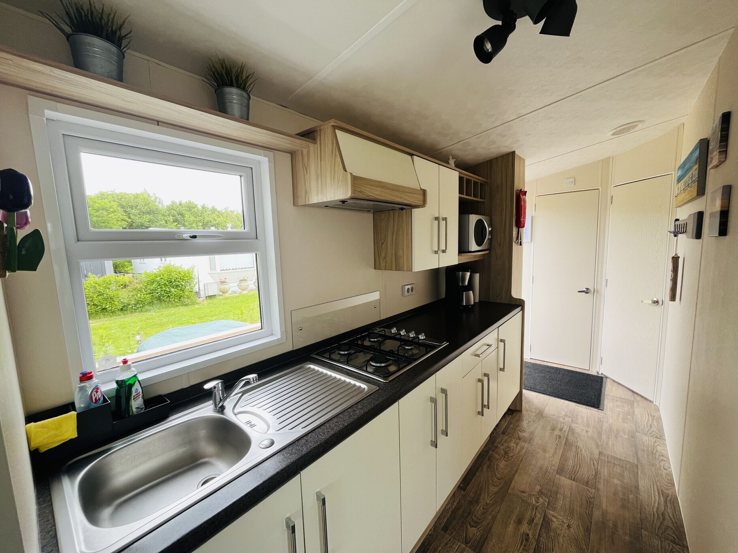 Een koelkast, een magnetron, een koffiezetapparaat/waterkoker