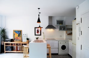 Réfrigérateur, micro-ondes, cafetière/bouilloire, bouilloire électrique