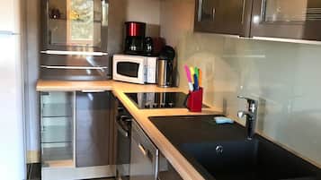 Coffee/tea maker, fridge, microwave, oven