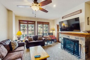 Een televisie, een open haard en een dvd-speler