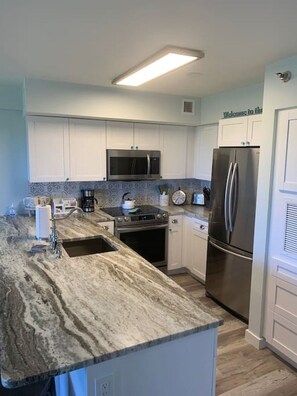 Kylskåp, mikrovågsugn, ugn och spishäll